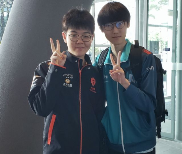 紧张激烈的比赛开始了选手们拿出各自的看家本领可谓是 紧张激烈的比赛开始了选手们拿出各自的看家本领可谓是